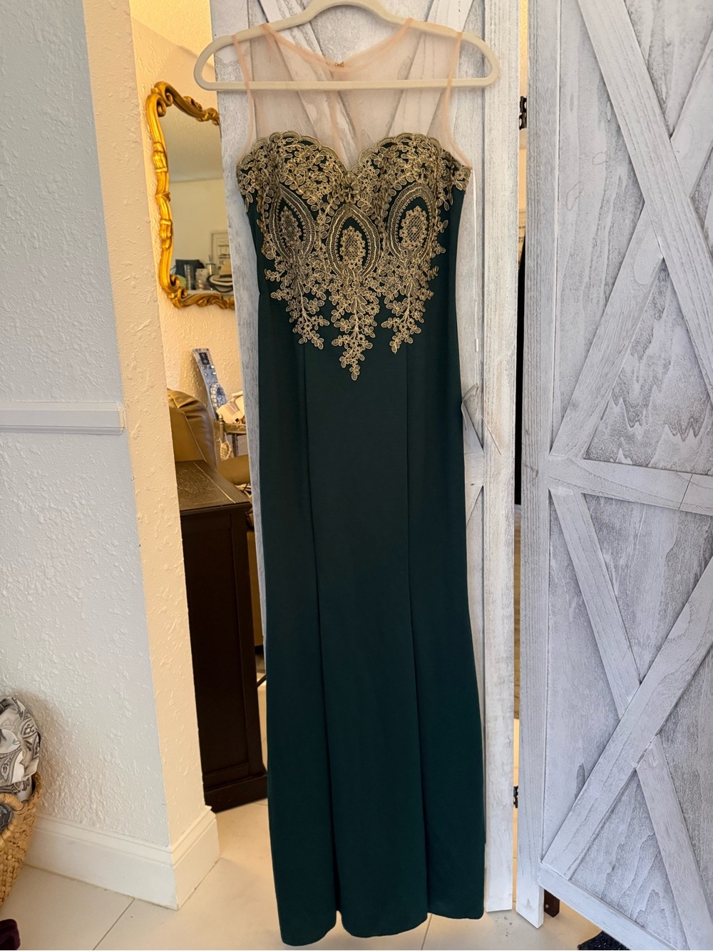 Stunning Gold Lace Halter Evening Dress in Dark Green! New with tags! Size med